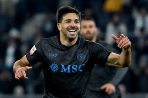 Giovanni Simeone esulta dopo un gol