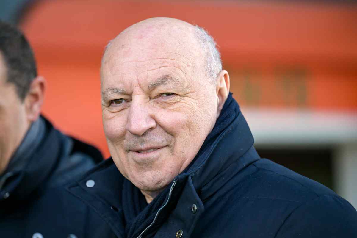 Beppe Marotta sorridente a bordo campo 