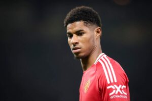 Marcus Rashford osserva