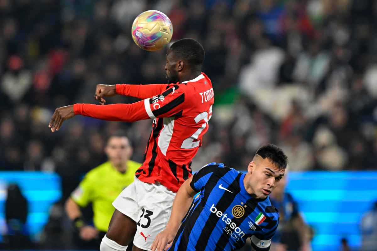 Tomori colpisce di testa nel derby con l'Inter