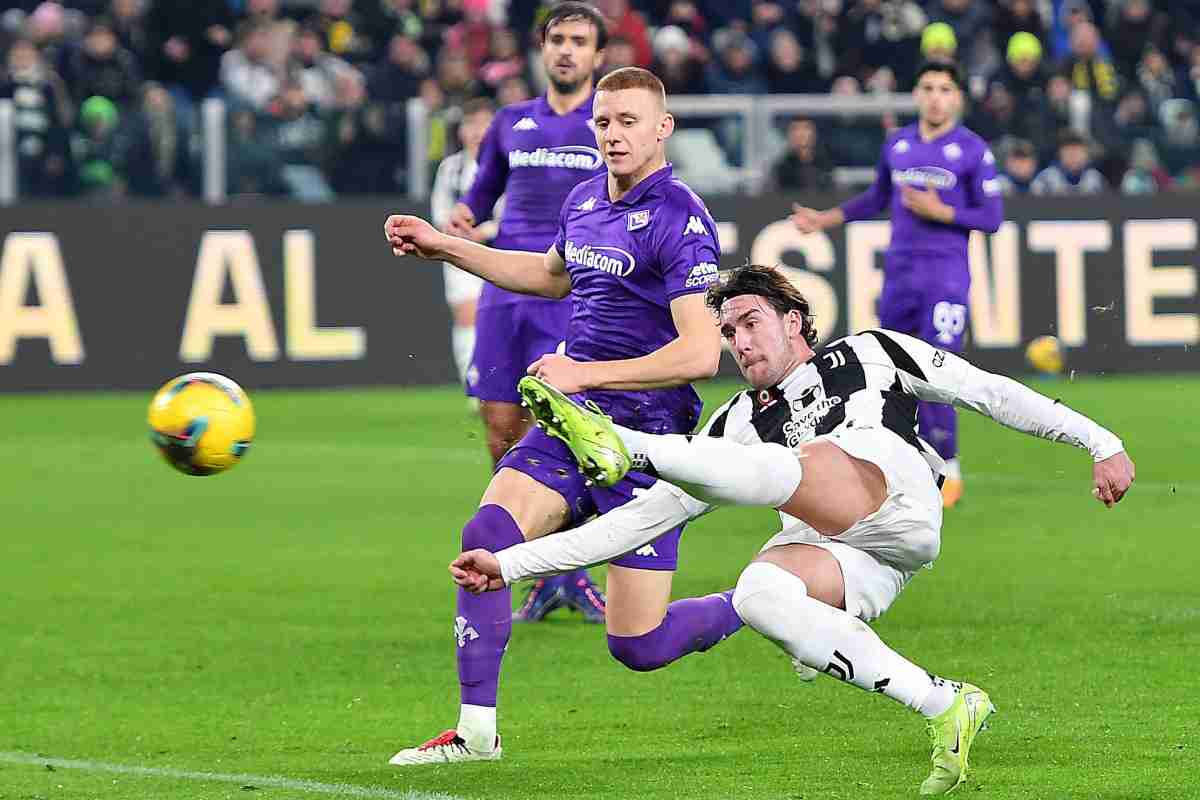 Vlahovic colpisce di sinistro contro la Fiorentina