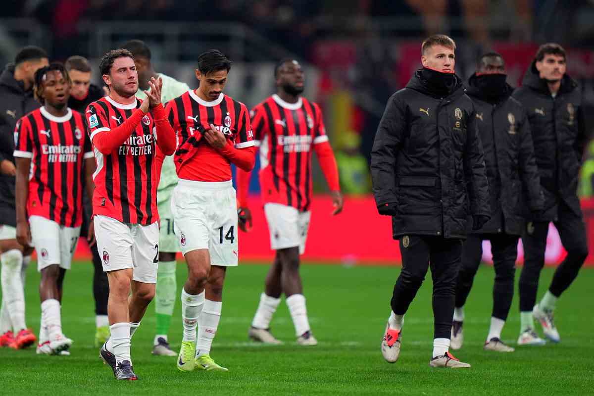 giocatori Milan salutano tifosi San Siro