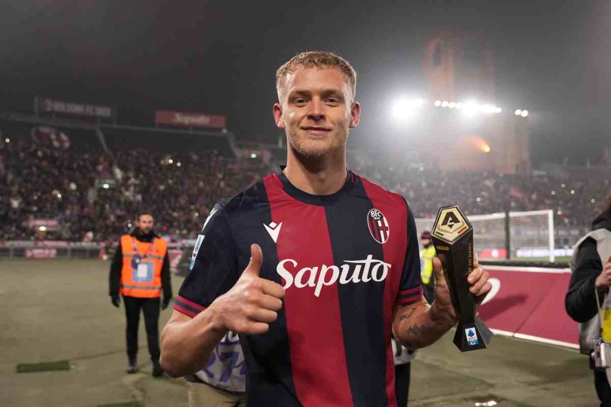 Jens Odgaard attaccante Bologna con il premio di MVP