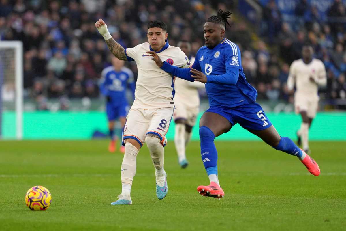 Okoli in azione in Leicester-Chelsea