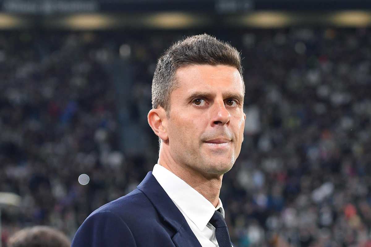 Thiago Motta a bordo campo osserva in panchina