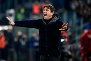 Antonio Conte urla in panchina