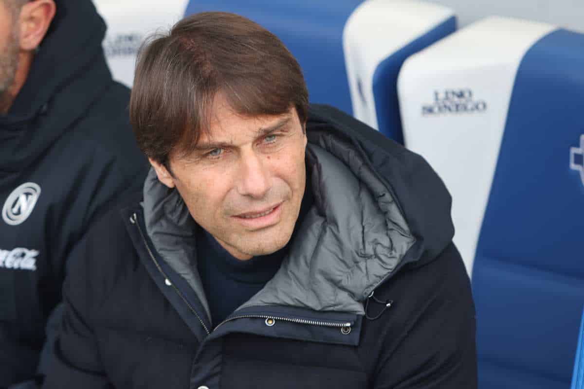 Antonio Conte osserva