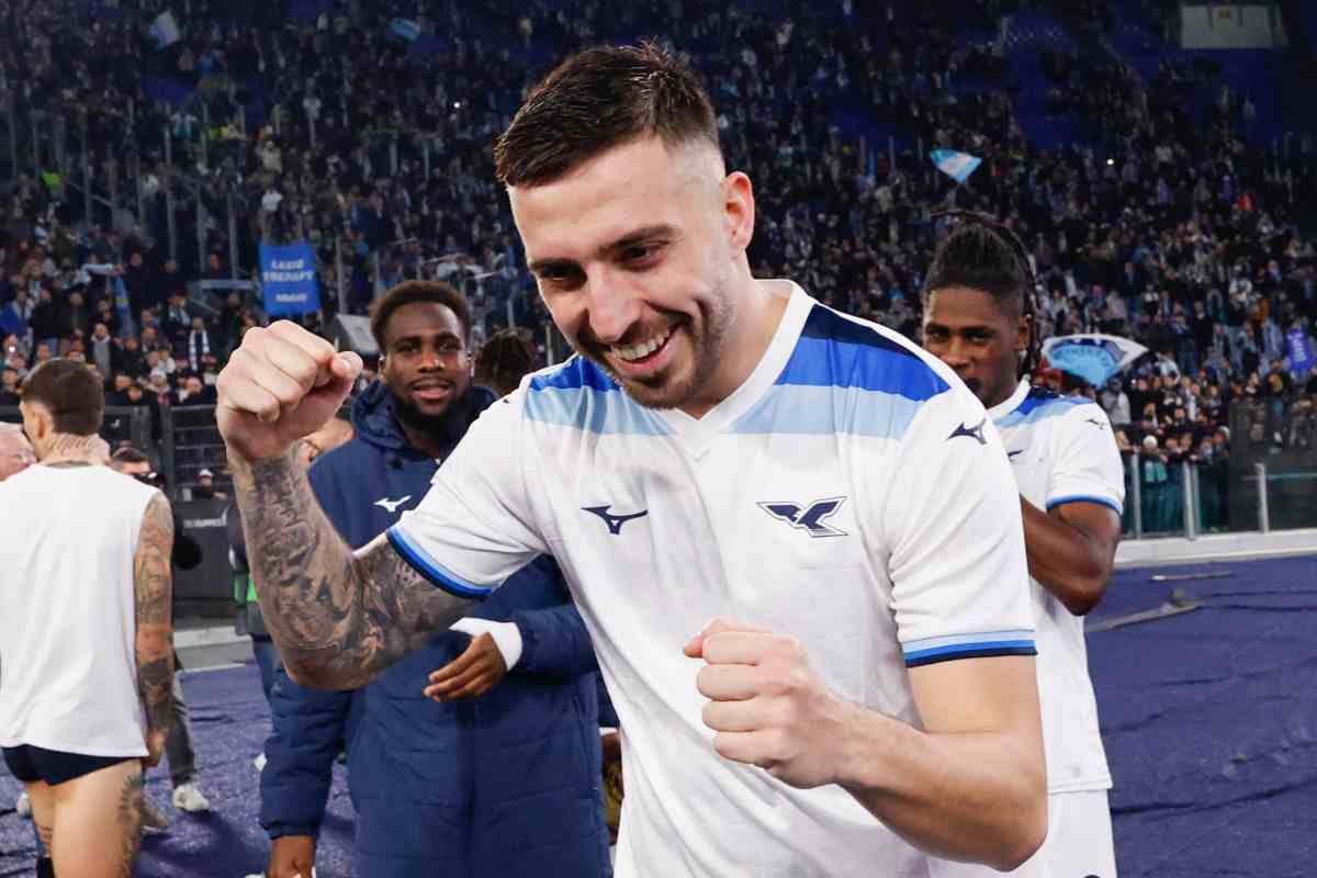 Gila esulta con la maglia della Lazio