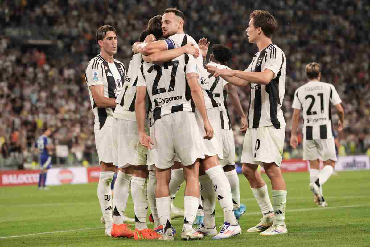 Giocatori Juve si abbracciano