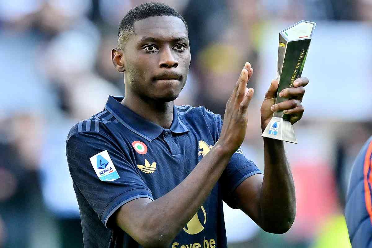 Kolo Muani con il premio del migliore in campo