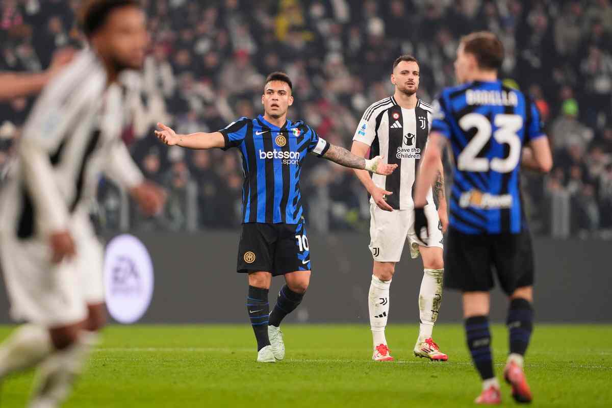 Lautaro Martinez allarga le braccia in campo