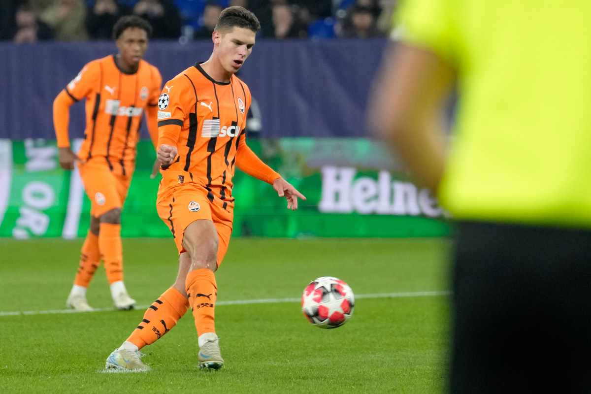 Sudakov in campo calcia il pallone