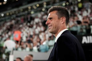 Thiago Motta sorride in panchina