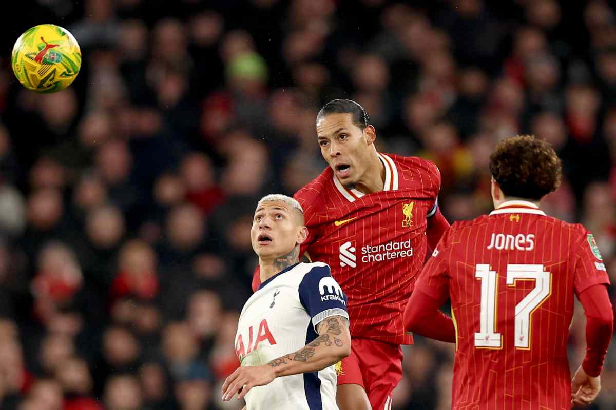 Van Dijk in campo con il Liverpool