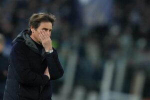 Conte con le mani in faccia