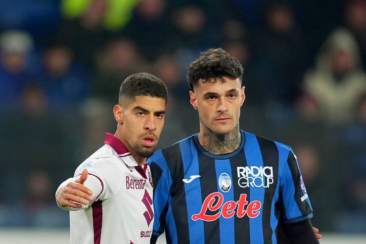 Gianluca Scamacca e Adam Masina in Atalanta-Torino