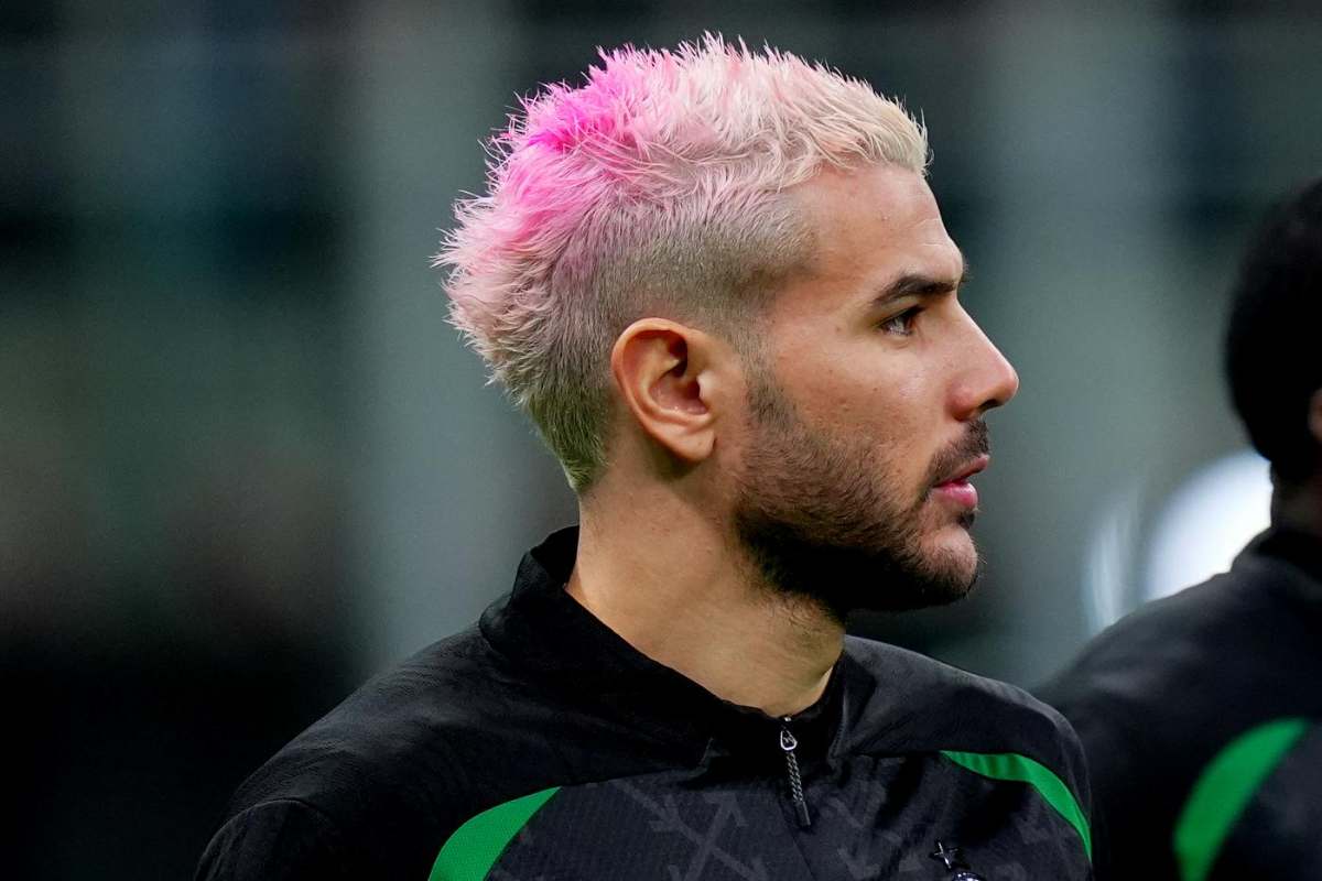 Theo Hernandez con i capelli fucsia