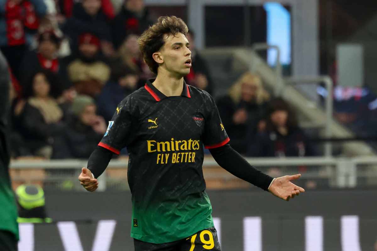 Joao Felix protesta con l'arbitro