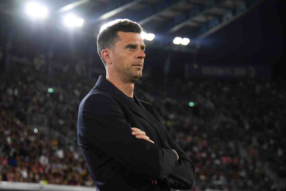 Thiago Motta osserva in panchina