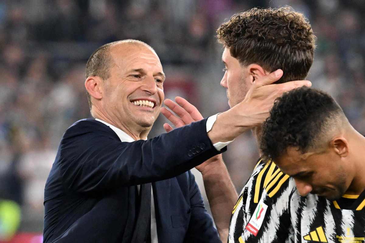 Max Allegri abbraccia felice Vlahovic