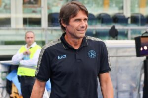 Antonio Conte sorride