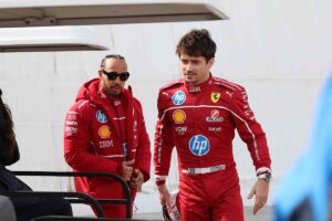 Hamilton-Leclerc insieme con la Ferrari