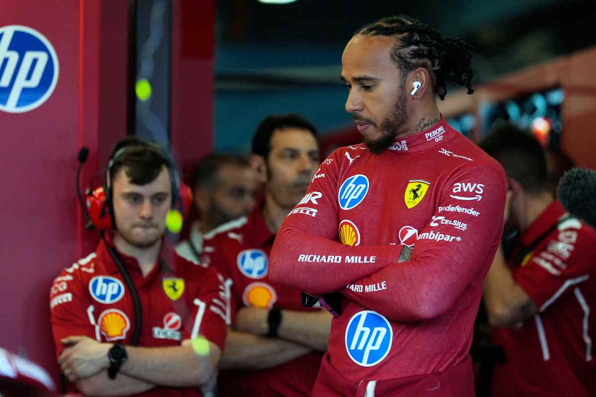 Hamilton con le braccia conserte