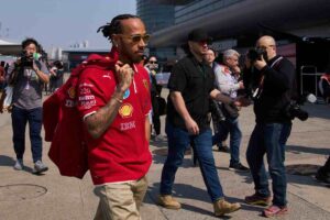 Hamilton cammina concentrato