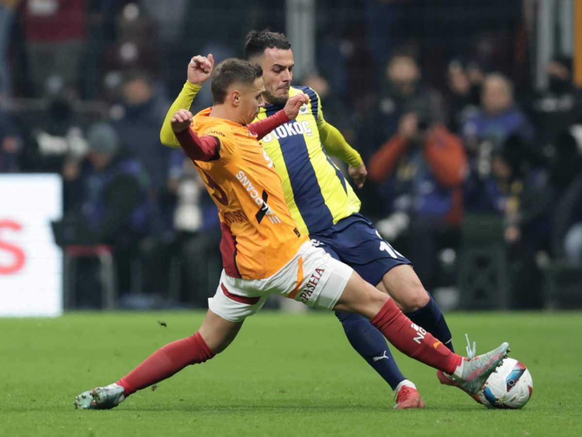 Kostic con la maglia del Fenerbahce