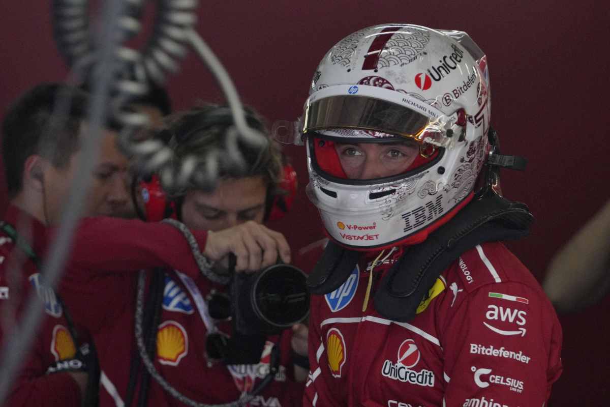 Leclerc con il casco nella SF-25