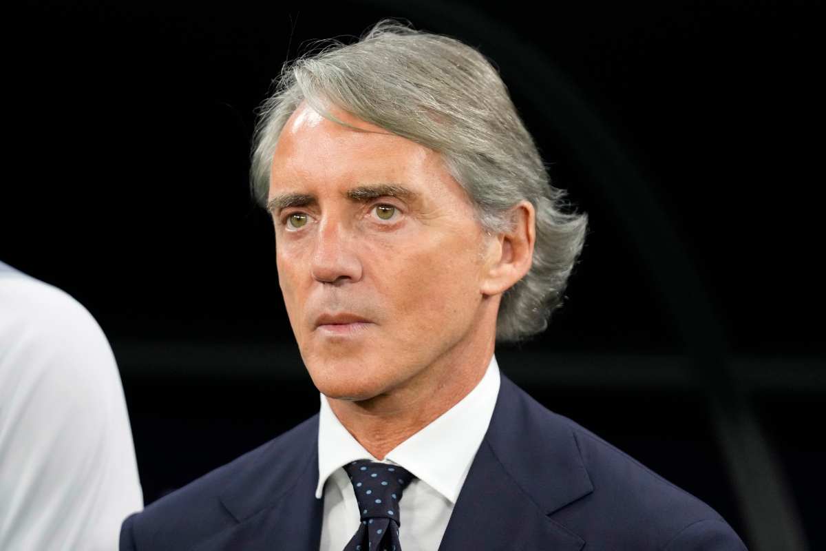 Mancini guarda davanti a sé con espressione seria