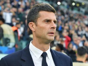 Thiago Motta osserva in panchina