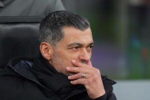 Sergio Conceicao osserva i suoi dalla panchina