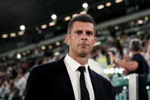 Thiago Motta osserva a bordo campo