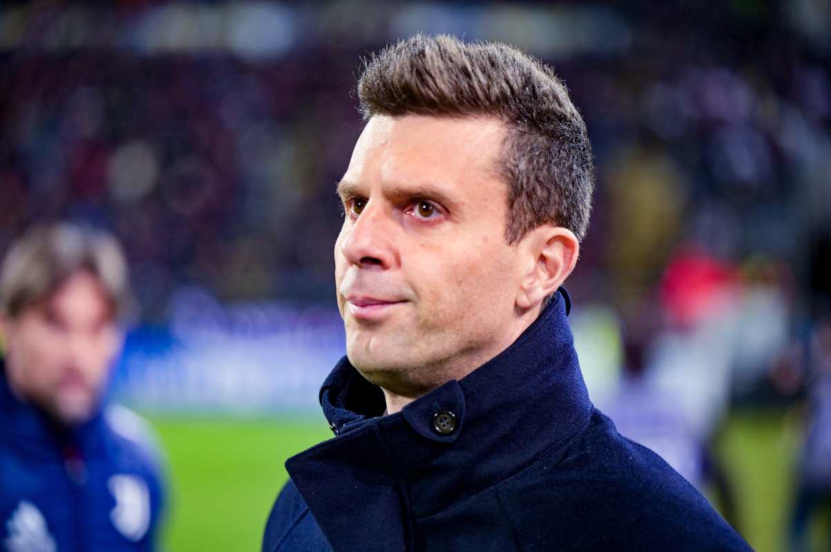 Thiago Motta osserva a bordo campo