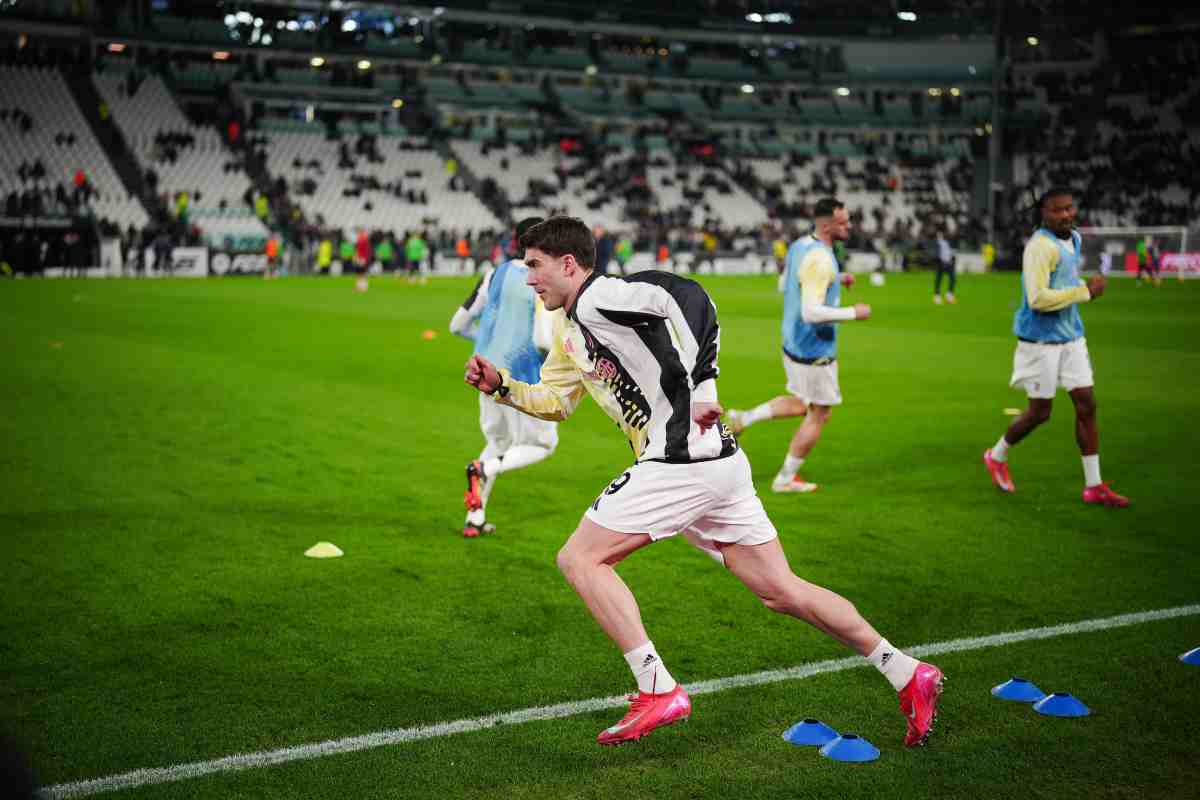 Vlahovic si riscalda in campo