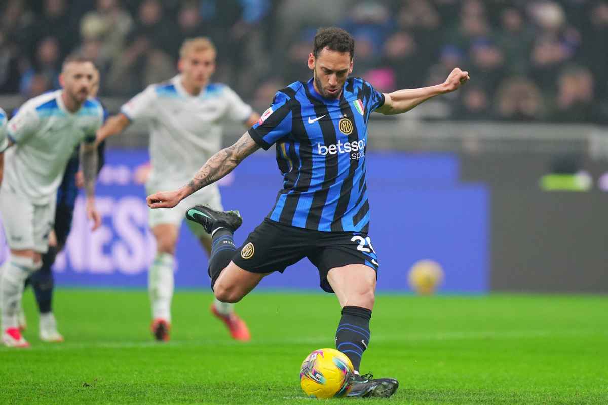 Calhanoglu calcia il rigore in Inter-Lazio