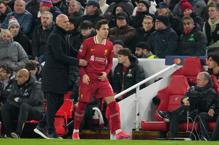 Federico Chiesa con l'allenatore del Liverpool Arne Slot