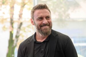 Daniele De Rossi sorridente in primo piano