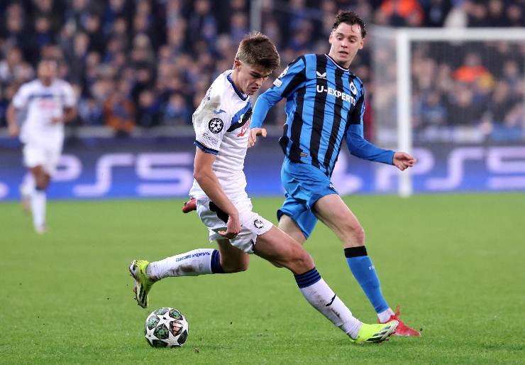 Maxim De Cuyper contrasta De Ketelaere in Bruges-Atalanta