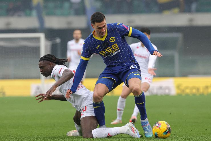 Diego Coppola contrasta Moise Kean in Verona-Fiorentina