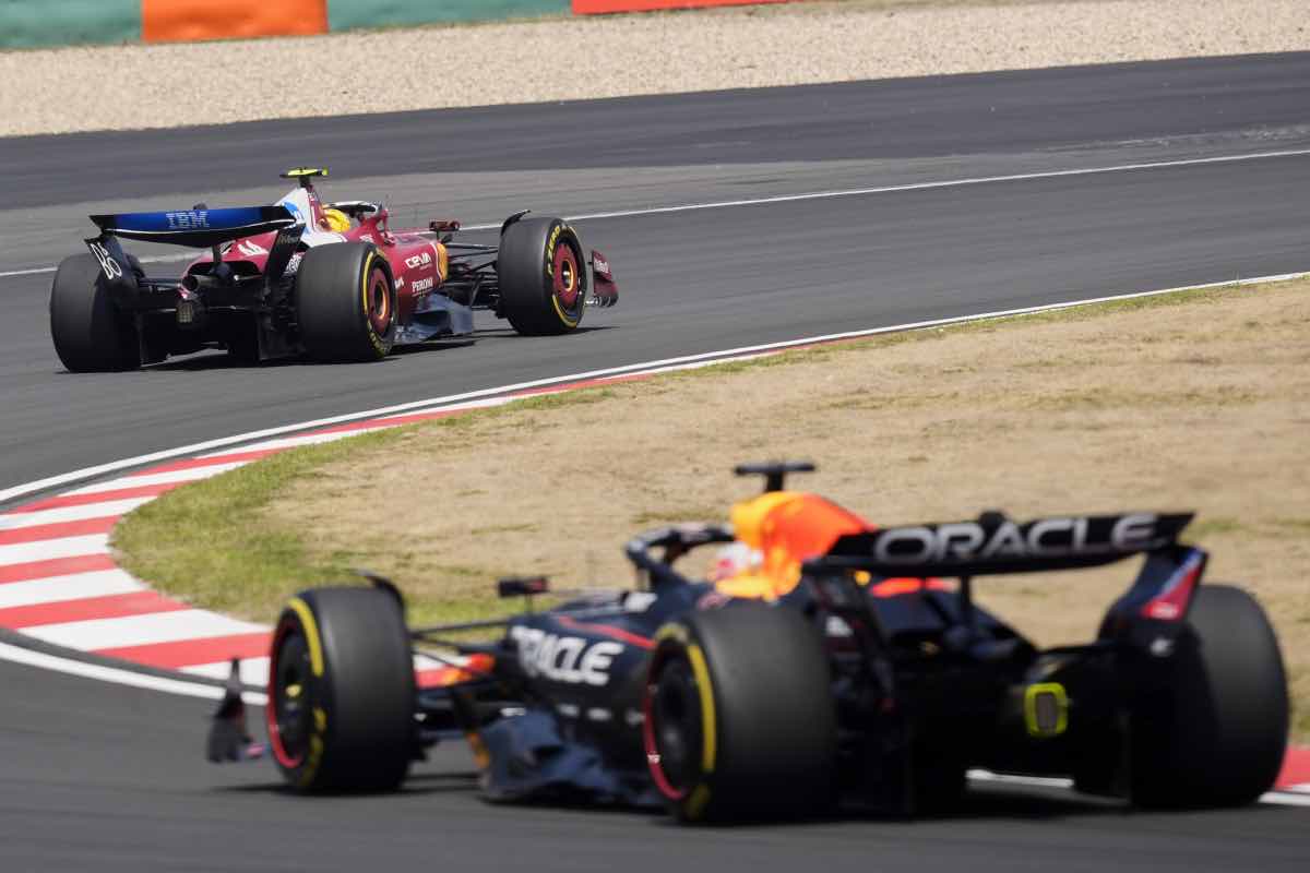 Ribaltone in Formula Uno, un big viene fatto fuori subito: anche la Ferrari osserva