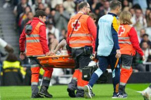 calciatore portato fuori dal campo in barella