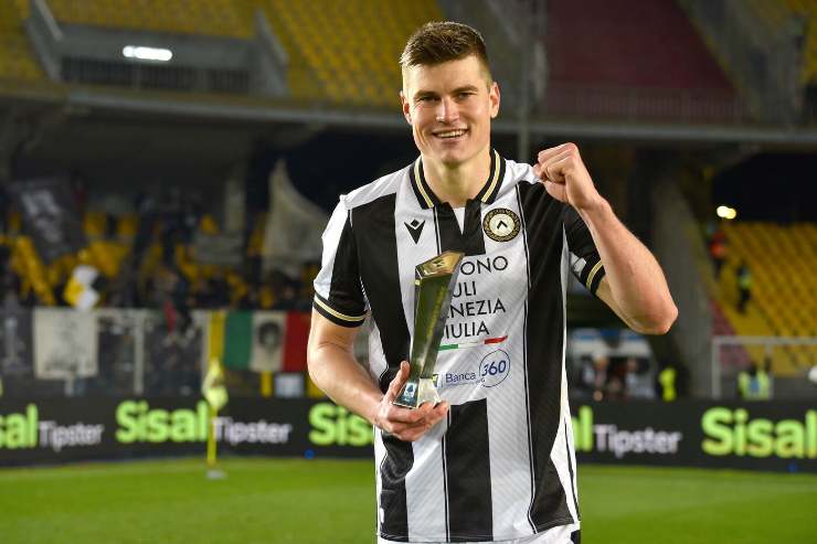 Jaka Bijol con il premio per il migliore in campo