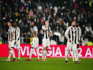 i giocatori della Juve delusi dopo la sconfitta con l'Atalanta