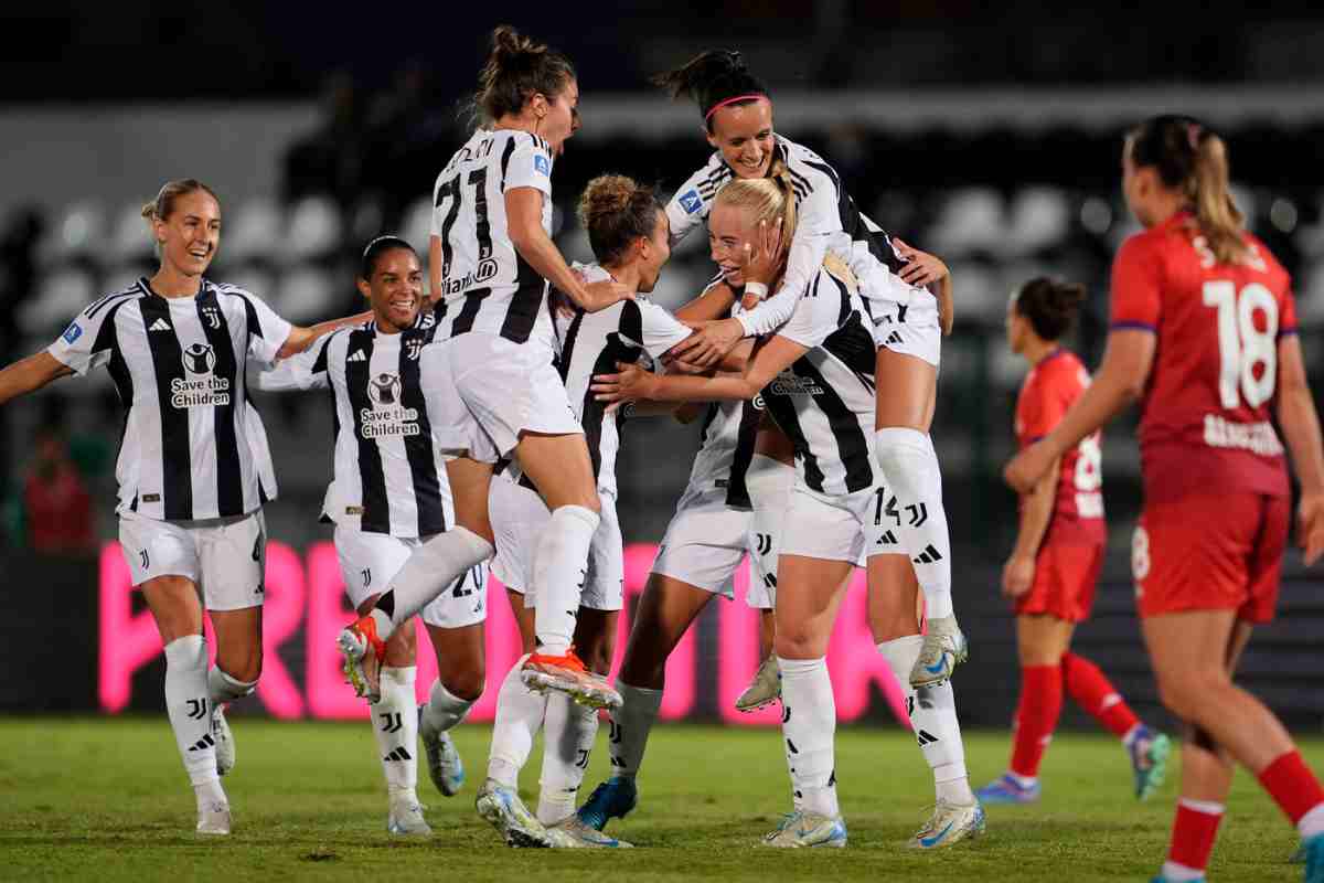 le giocatrici della Juventus Women esultano dopo un gol