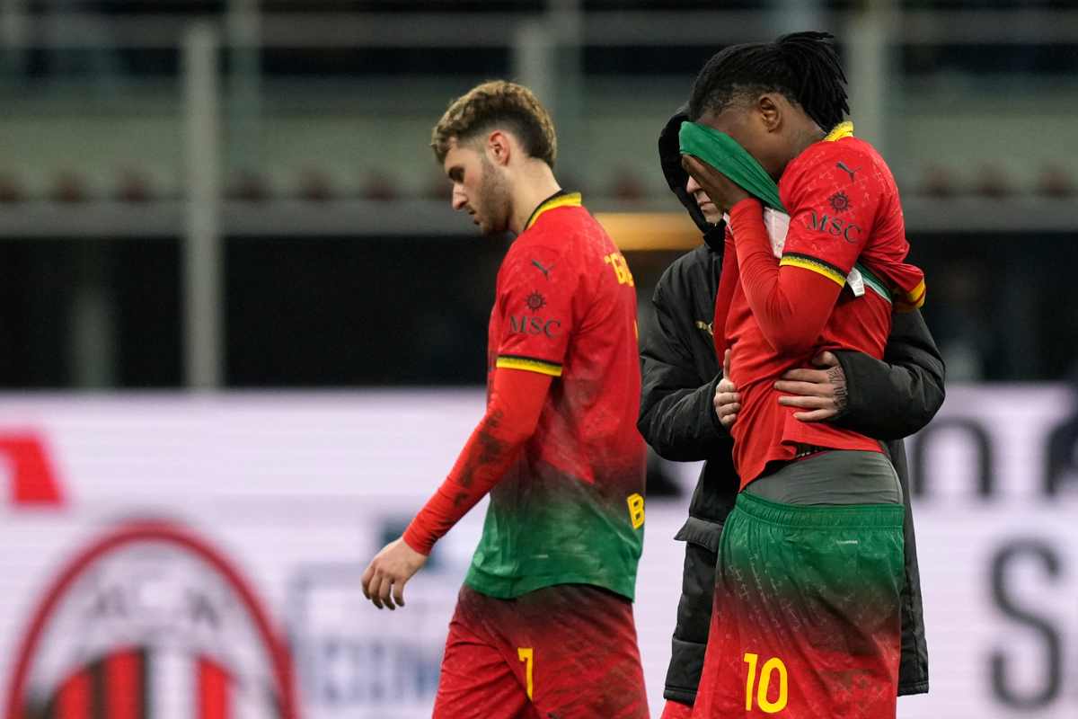 Leao si copre il volto con la maglia del Milan. Vicino a lui Santiago Gimenez