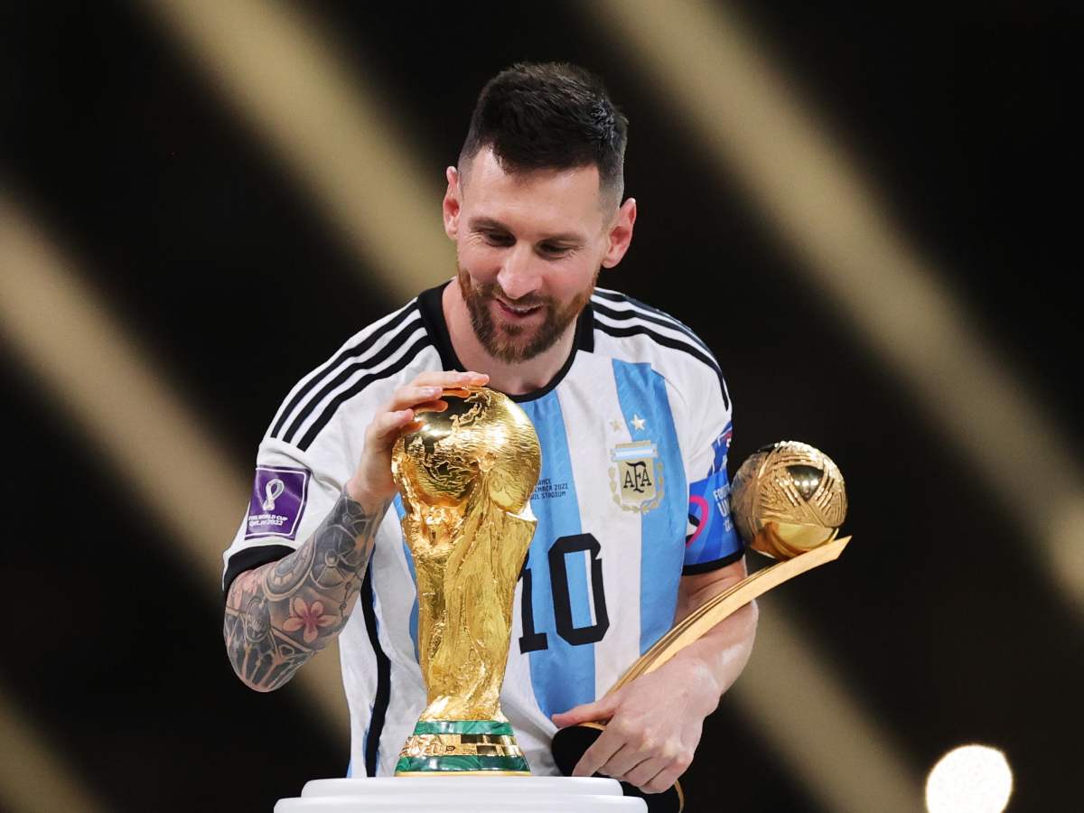 messi tocca la coppa del mondo