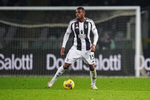 Pierre Kalulu in azione in una partita della Juve