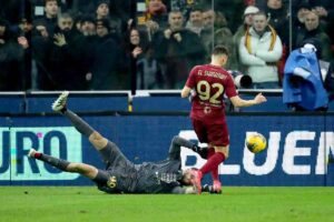 Sava intercetta El Shaarawy in Udinese-Roma